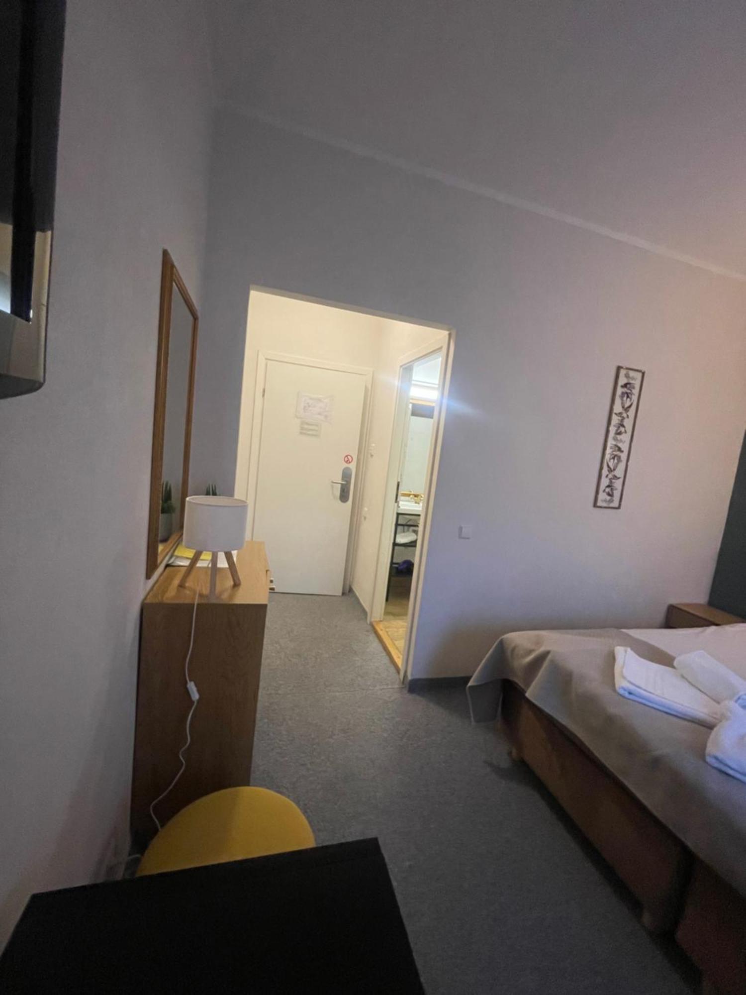 Apple Economy Hotel Каунас Экстерьер фото
